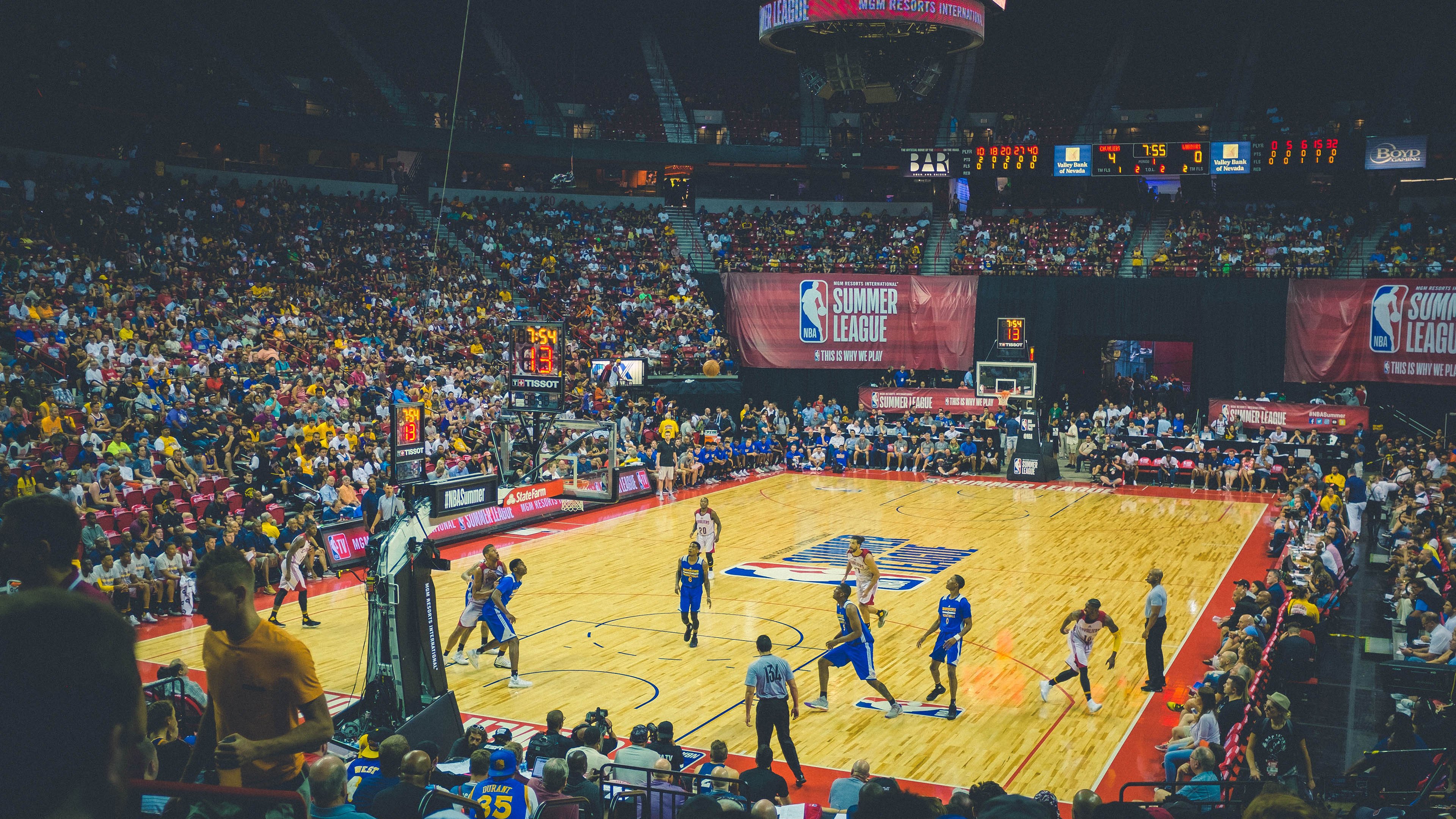 DB电竞竞猜入口-库里三分如雨点燃赛场,步行者团队火力全面压制新疆队